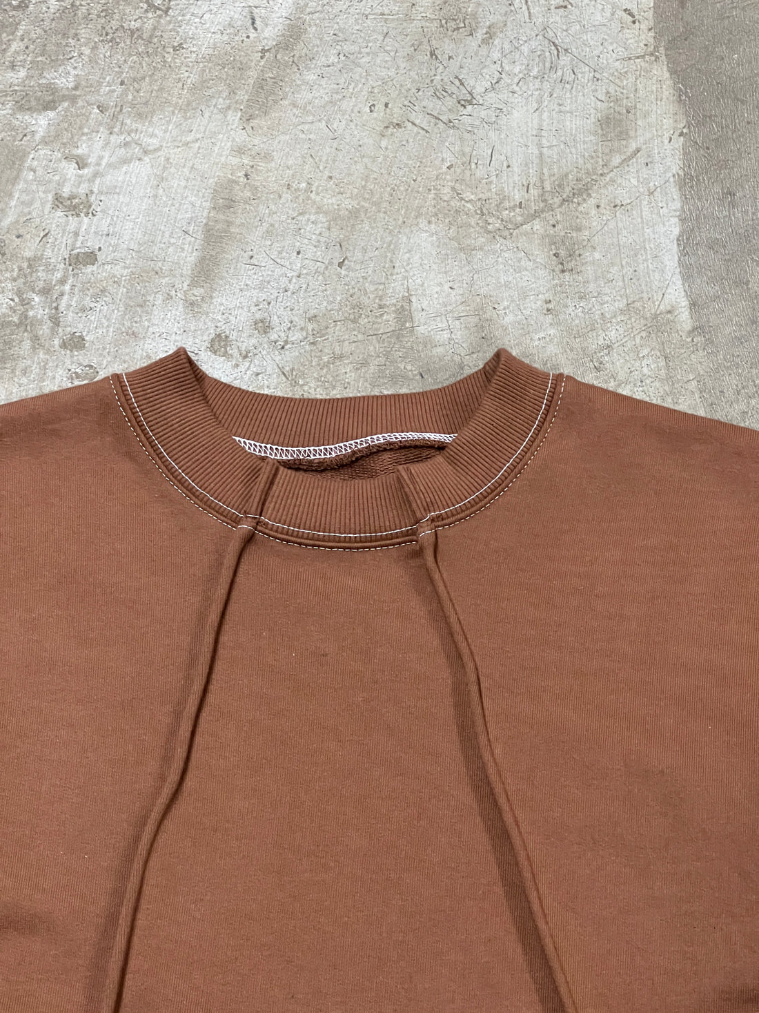 CONTRAST STITCH SWEATSHIRT (MUDDY BROWN)